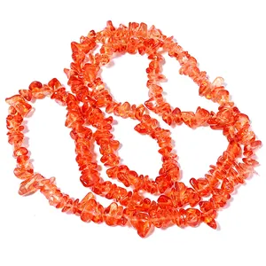 Gedetailleerd aanzicht van oranje kristalkraaltjes, ideaal voor het maken van unieke DIY sieraden.