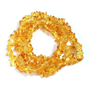 Gedetailleerd overzicht van onregelmatige gele kristallen kraaltjes voor DIY-sieraden.