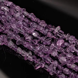 Natuurlijke amethist kristal splinter kralen close-up voor DIY sieraden maken en accessoires