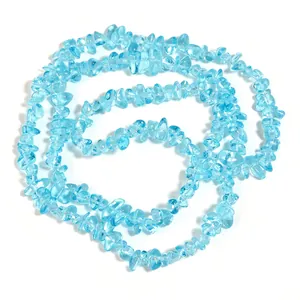 Lichtblauwe onregelmatige kristalspaanralen voor DIY sieraden maken en armband details.