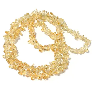 Close-up detail van onregelmatige gele kristalsteentjes, perfect voor sieraden en DIY.