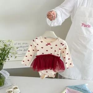 Schattige baby meisjes lange mouw romper jurk met rode hartjes en tule rok voor herfst.