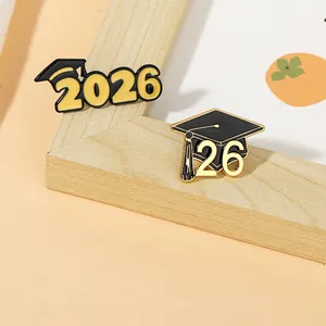 Μεταλλική καρφίτσα εμαγιέ 2026 μαύρο χρυσό καπέλο γιατρού κονκάρδα φοιτητικό δώρο