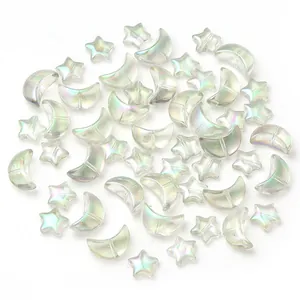 Duidelijk detail van DIY ster en maan glasparels voor handgemaakte sieraden en accessoires.