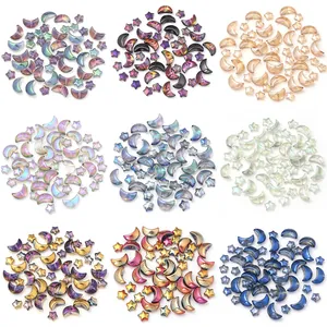 Gedetailleerd overzicht van kleurrijke ster- en maanglas kralen voor DIY sieraden maken.