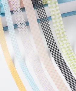 Nahaufnahme von bunten Karomustern auf transparentem PET-Deko-Klebeband für DIY