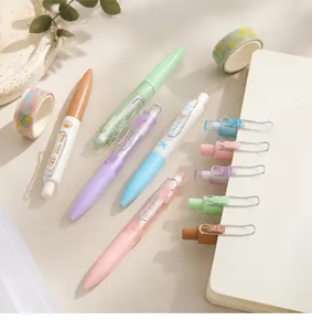 Détail de stylos à bille rétractables colorés de 0,5 mm sur un carnet minimaliste
