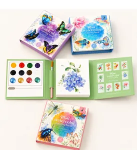 Vista detallada del mini set de acuarela portátil con pincel, pinturas y cuaderno