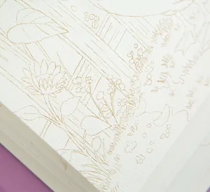 Primer plano del detalle de la superficie texturizada y arte lineal en acuarela.
