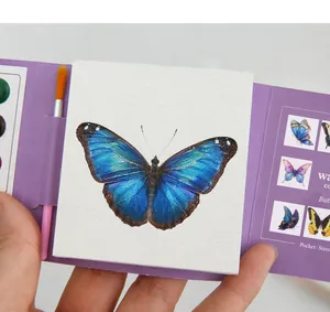 Vista detallada del set de pintura de acuarela portátil con ilustración de mariposa y pincel