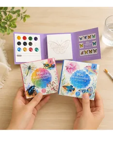 Detalle que muestra los pigmentos y el dibujo de mariposa del mini libro de colorear portátil.