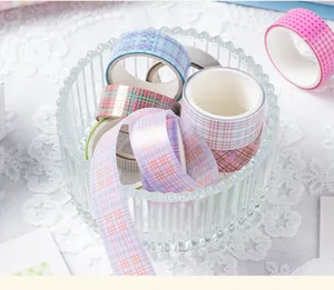 Detailansicht von pastellfarbenen PET-Washi-Tapes in einem Glasbehälter auf Spitze
