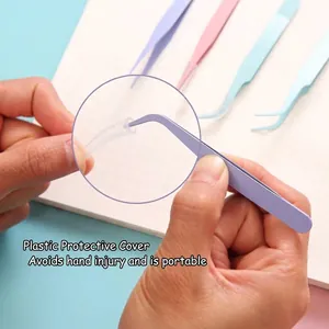 Pinza profesional de acero inoxidable en colores macaron con tapa protectora de plástico