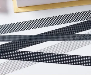 Detailansicht der schwarz-weißen PET-Gitterbänder mit transparenter Textur