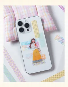 Detailansicht von dekorativem PET-Karo-Washi-Tape und Mädchenaufkleber auf Handy