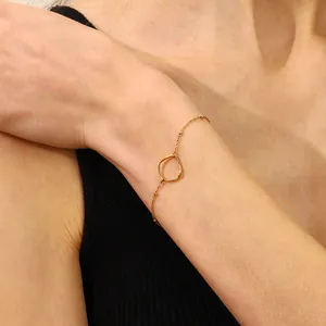 Detailansicht eines 18K vergoldeten Edelstahlarmbandes mit unregelmäßigem Kreis