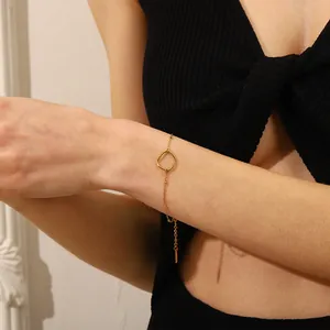 Detailansicht eines minimalistischen 18K vergoldeten Titanstahl-Perlenkettenarmbands am Handgelenk