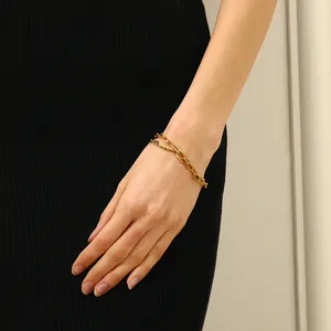 Detailansicht des 18 Karat vergoldeten dreilagigen Armbands aus Edelstahl am Handgelenk