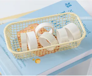 Detailaufnahme weißer PET-Washi-Tapes mit Karomuster in einem blassgelben Korb