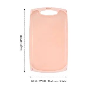 Pink wheat straw kitchen cutting board with dimensions 345x205x5.5mm and handle