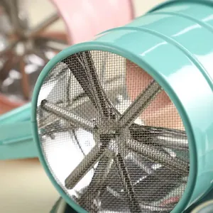 Detalle de un tamiz de harina manual de acero inoxidable con malla fina para repostería