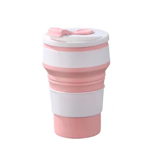 Tasse de voyage pliable en silicone rose et blanc pour boire et transporter.