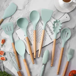 Ensemble de 12 ustensiles de cuisine en silicone vert menthe avec manches en bois naturel