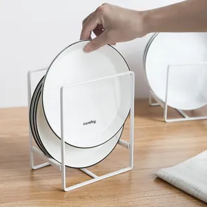 Scolapiatti bianco minimalista in metallo per l'organizzazione dei piatti in cucina