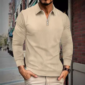 Primer plano de una sudadera beige de hombre con media cremallera y patrón jacquard texturizado