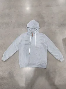 Felpa grigia da uomo casual con mezza zip e coulisse regolabile sul cappuccio