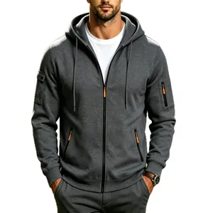 Vooraanzicht detail van grijze techwear hoodie met rits en oranje contrastaccenten