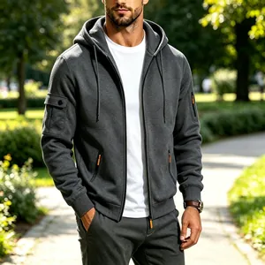 Detail van tactische hoodie met rits, functionele zakken en oranje ritsdetails