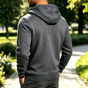 Achteraanzicht van een premium donkergrijze techwear hoodie voor heren in park.