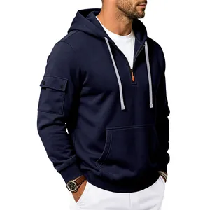 Dettaglio felpa con cappuccio da uomo in pile pesante blu navy con tasca sul braccio