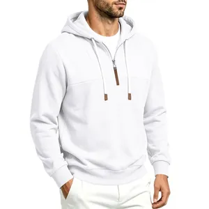 Dettaglio della felpa con cappuccio bianca da uomo con mezza zip e coulisse