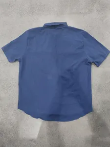 Rückansicht eines dunkelblauen Kurzarm-Leinenhemdes für Herren im Casual-Workwear-Stil