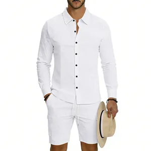 Vista dettagliata del set camicia in lino e pantaloncini cargo per le vacanze estive