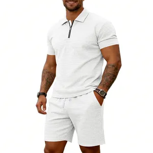 Vue détaillée de la texture jacquard gaufre blanche de cet ensemble Polo deux pièces.