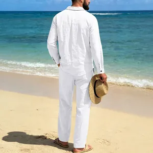 Vista trasera de un traje de lino blanco para hombre con camisa y pantalón en la playa