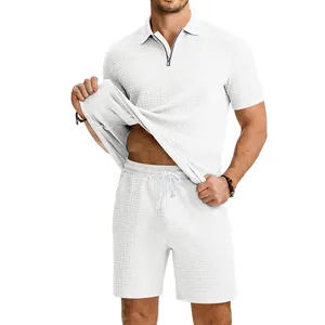 Ensemble polo et short pour homme blanc avec détails de la texture gaufre en gros plan.
