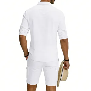 Vista posteriore del set camicia di lino bianca e pantaloncini cargo per vacanze al mare
