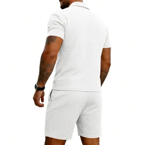 Vue arrière de l'ensemble polo et short blanc en jacquard gaufré pour hommes avec texture