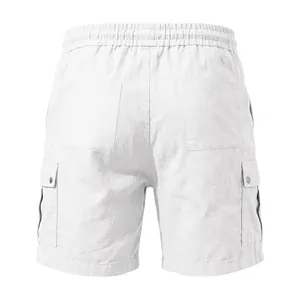 Vue arrière de shorts cargo blancs pour hommes avec taille élastique et poches