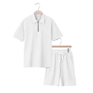 Ensemble en maille gaufrée blanche avec polo à demi-zip et short pour homme.