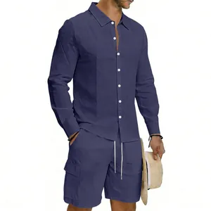 Dettaglio del set due pezzi uomo con camicia in lino e pantaloncini cargo blu