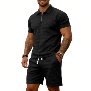 Vue détaillée de l'ensemble 2 pièces en maille gaufrée noire avec polo zippé et short