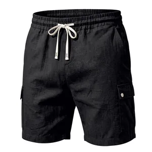 Short cargo homme en coton et lin noir avec taille élastique à cordon et poches latérales.