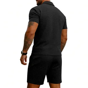 Vue arrière montrant le tissu jacquard gaufré texturé de l'ensemble polo et short pour hommes.