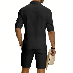 Completo uomo camicia di lino nera e pantaloncini cargo per vacanze estive al mare.