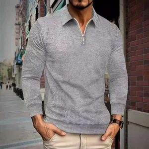 Detalle de cerca del tejido jacquard gris en la sudadera tipo polo de manga larga para hombre